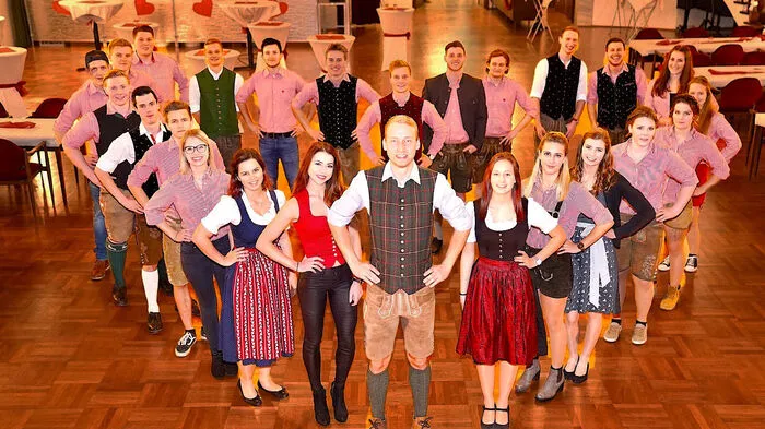 Sie bilden symbolisch ein Herz - Die Landjugend Millstätter Berg unter der Leitung von Peter Glabischnig und Maria Burgstaller freuen sich auf die Gäste beim Dirndlball