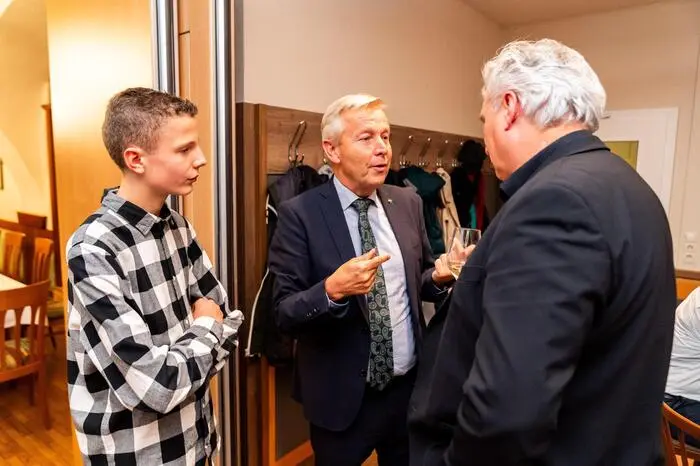 Chefredakteur Hubert Patterer (rechts) im Gespräch mit dem jungen Stammleser Leo und Reinhold Lopatka (EU-Parlamentarier).