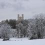 Die Türme der Weizer Basilika mit weißen Schneemützen