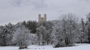 Die Türme der Weizer Basilika mit weißen Schneemützen