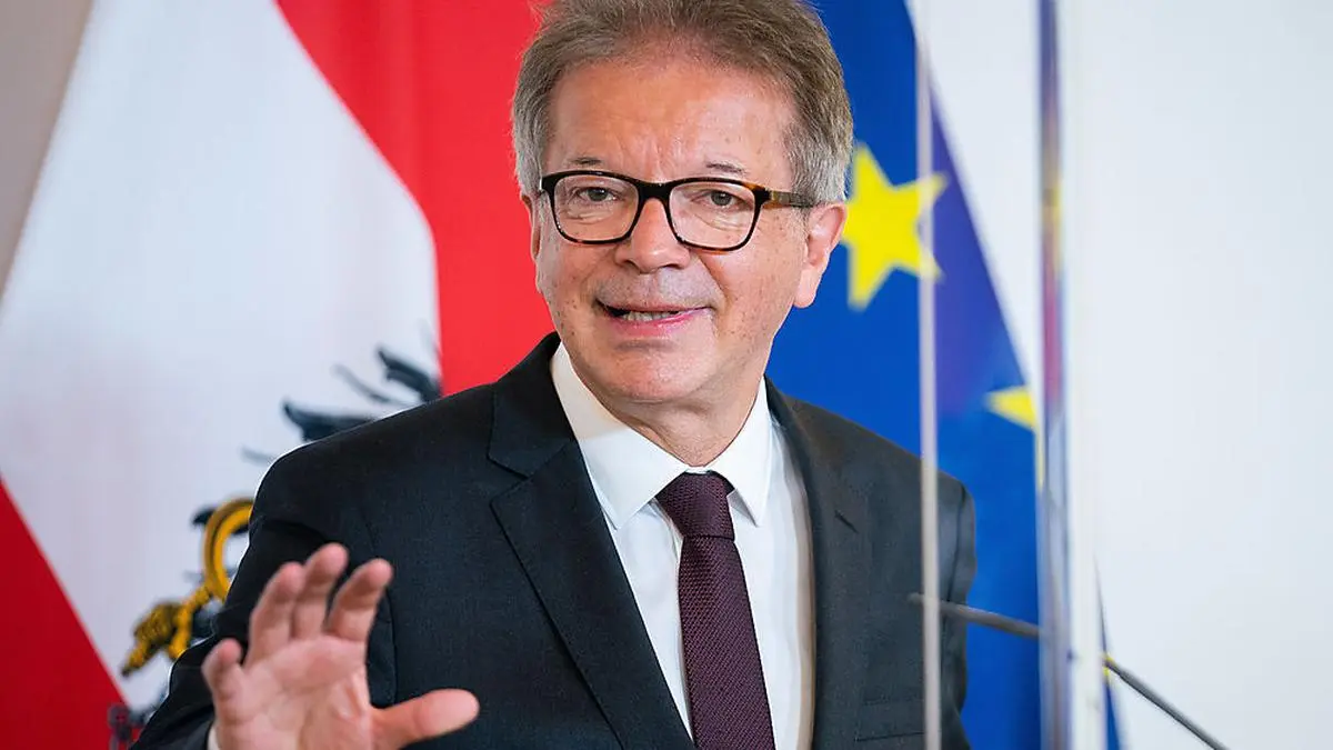 28.04.2020, Bundeskanzleramt, Wien, AUT, Akutelle Entwicklungen zur Coronaerkrankung in Österreich, Pressekonferenz, im Bild Gesundheitsminister Rudolf Anschober // Gesundheitsminister Rudolf Anschober during a press conference of Austrian Goverment about the Coronavirus Pandemie at the Bundeskanzleramt in Wien, Austria on 2020/04/28. EXPA Pictures © 2020, PhotoCredit: EXPA/ Georg Hochmuth/APA-POOL