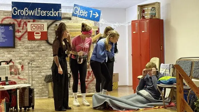 Die Landjugend Bezirk Fürstenfeld spielt wieder Theater. Bei diesem Bahnabenteuer dreht sich alles um einen außerplanmäßigen Halt des ICE 6948 im Provinzbahnhof Großwilfersdorf. 