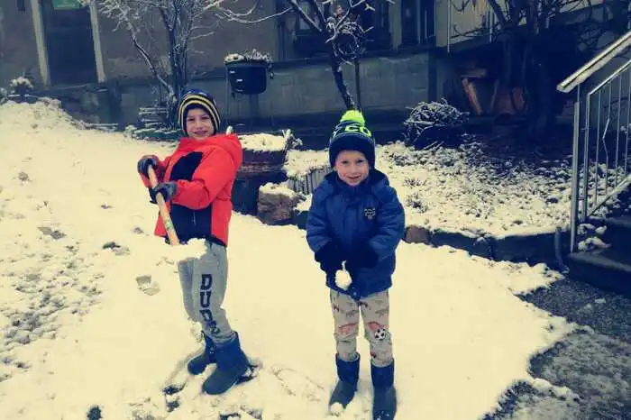 Jakob und Leo in Gießelsdorf freuen sich über den Schnee