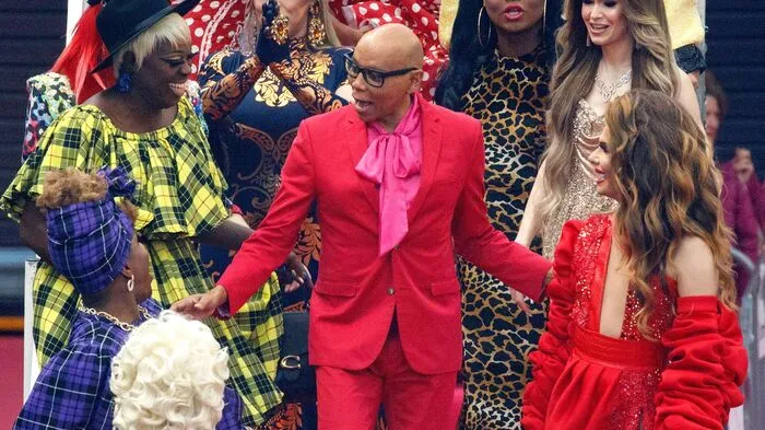 RuPaul wurde am Samstag von einer Armee von Königinnen unterstützt, als er das Band durchtrennte, um DragCon UK im Londoner Olympia zu eröffnen.  