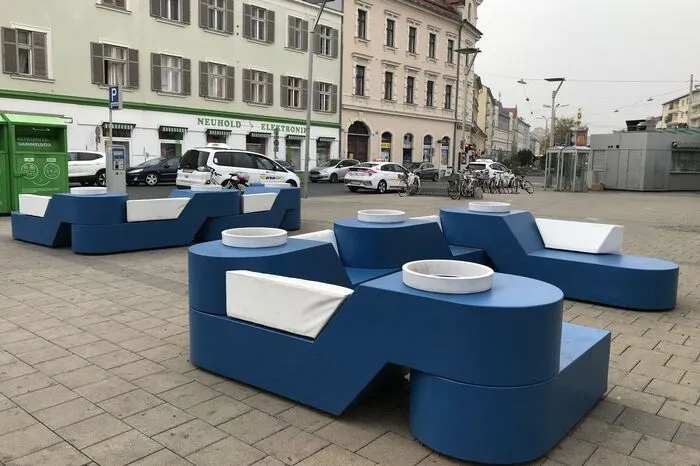 Wolfgang Skerget von der City of Design- Koordinationsstelle: "Es ist einfach schade, diese Stadtmöbel nach einem Monat wegzuräumen“. Vier im Designmonat gezeigte Stadtmöbel kehren deshalb auf die Grazer Straßen zurück.