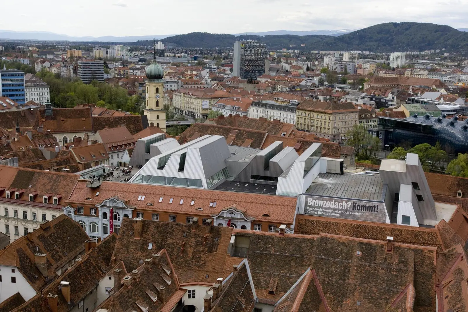 2011: Die Aufschrift „Bronzedach? Kommt“ prangte am Dach von Kastner & Öhler in der Grazer Innenstadt