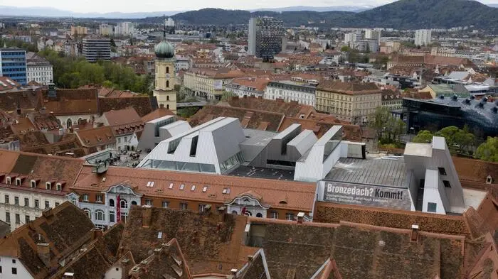 2011: Die Aufschrift „Bronzedach? Kommt“ prangte am Dach von Kastner & Öhler in der Grazer Innenstadt