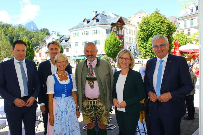 Hohe Politik und die Bad Ausseer Kommunalpolitiker Vizebgm. Waltraud Huber-Köberl und Bürgermeister Franz Frosch