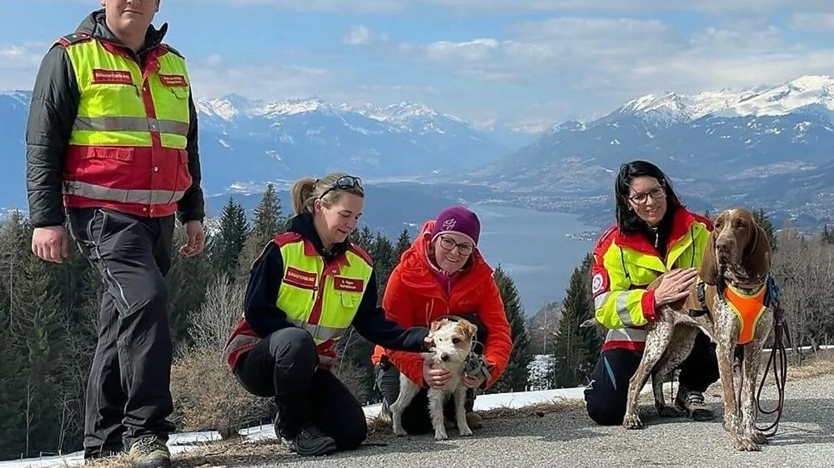 Für Gabriele Quendler und Hündin Vita (r.) war der erste Einsatz gleich ein voller Erfolg. Terrier Henry ist nach seinem Abenteuer wieder bei Frauchen 