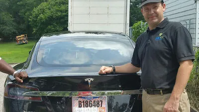 Der getötete Testfahrer vor seinem Tesla