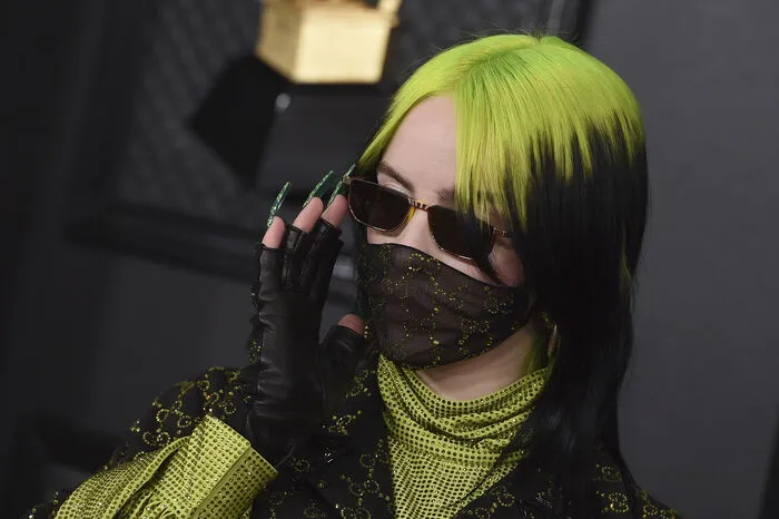 Billie Eilish hingegen zelebrierte ihren geschlechtsneutralen Stil und ihr Faible für die Farbkombination Schwarz-Grün.