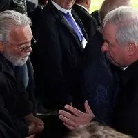 Senta und Gerhard Roth mit Hermann Schützenhöfer bei einem Spiel von Sturm Graz gegen Rapid Wien 2015