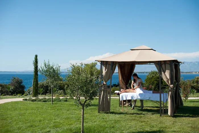 Einerseits ist da das Iadera, wo Ruhesuchende auf die Seele baumeln lassen. Wellness direkt am Meer, und das bis in den Herbst hinein, wird hier groß geschrieben.