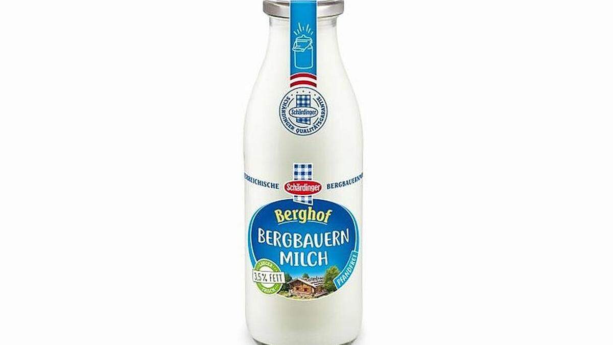 Schärdinger gibt Kunden die Flasche.