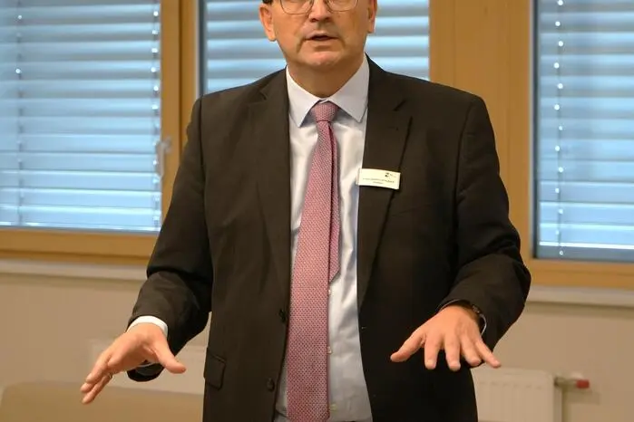 Einblick gaben Schulleiter Arno Martetschläger, die Abteilungsvorstände für Maschinenbau, Jürgen Schiffer, und Bautechnik, Bartholomäus Reiter, sowie die Werkstättenleiter Gerhard Gruber und Christian Timmerer.
