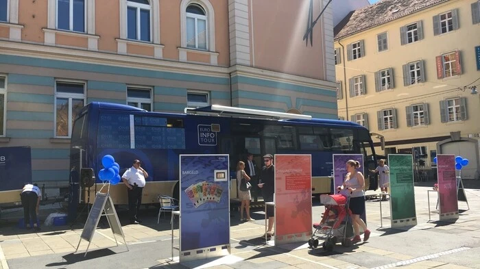 Die OeNB machte heute am Grazer Tummelplatz Halt und bot die Möglichkeit kostenlos Schilling in Euro umzutauschen. Das Angebot wird jedes Jahr wieder gerne angenommen.