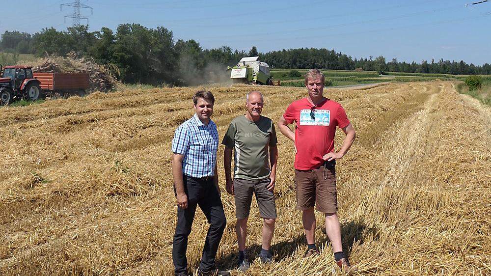 Gerald Holler, Martin Rechberger und Landwirt Franz Prugmaier (Mitte) aus Grafendorf: Die Ernte ist in vollem Gange
