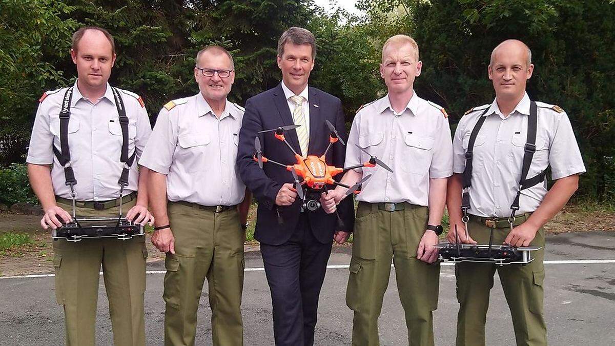 Daniel Gössler, Günter Dworschak, Horst Bischof, Gerhard Sampt und Martin Prangl mit der neuen Drohne