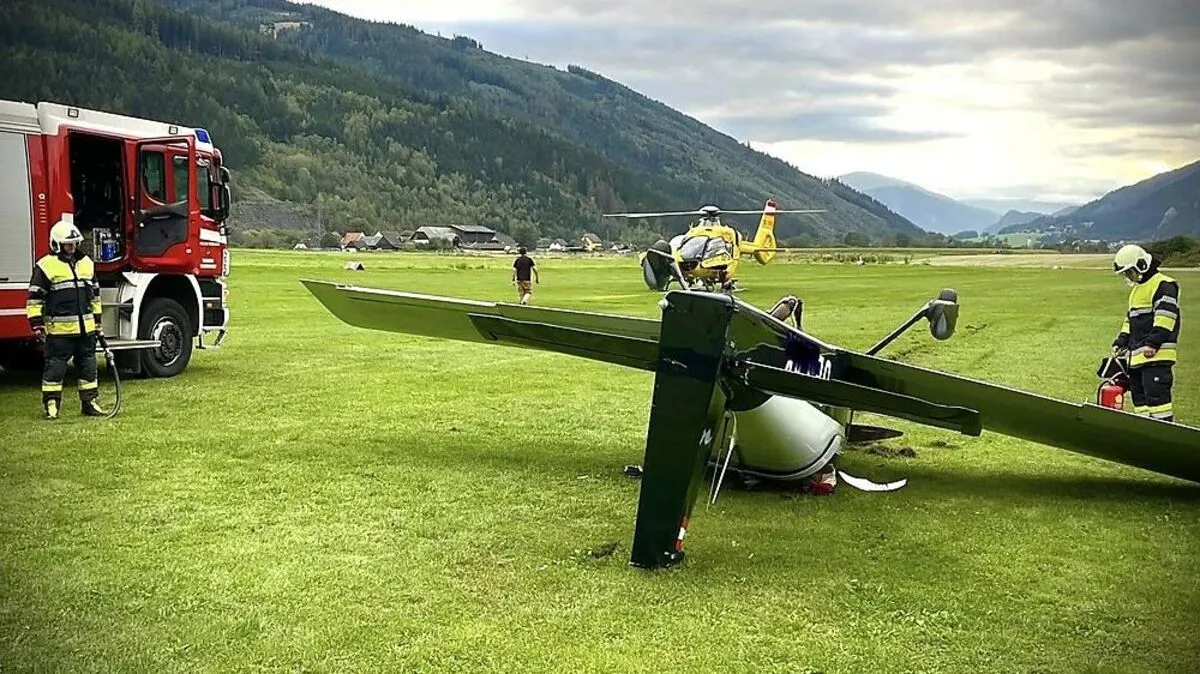 Kleinflugzeug knickte beim Landen ein und überschlug sich.