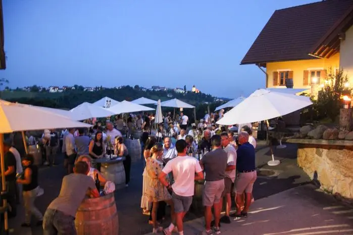 Zahlreiche Feinschmecker und Genießer feierten das gesellige Beisammensein unter dem warmen Sternenhimmel einer lauen Sommernacht.
