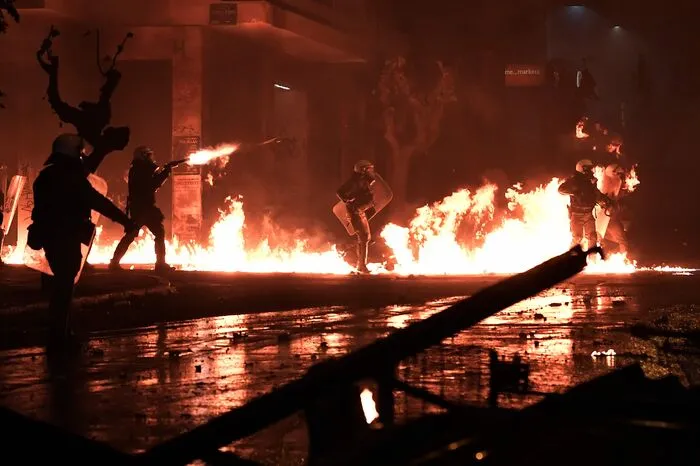 Die Polizei setzte massiv Tränengas, Blendgranaten und Wasserwerfer ein, um die Randalierer auseinanderzutreiben, wie Reporter am Ort des Geschehens berichteten.