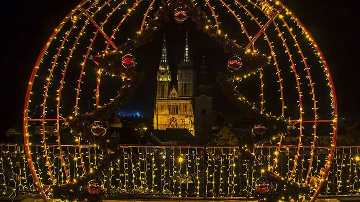 Man will es ja gar nicht glauben, aber es stimmt: Zagreb ist sozusagen der personifizierte Advent. Und es gibt nureinen Grund, warum die kroatische Hauptstadt 2019 den ersten Preis bei der Wahl des besten Weihnachtsmarktes der Plattform „European Best Destinations“ nicht gewinnen wird: Nach drei Siegen in Serie zwischen 2016 und 2018 wurde man für 2019 aus dem Bewerb genommen.