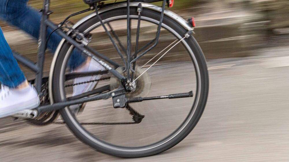 Bei Unfall in einem Kreisverkehr im Bezirk St. Peter wurde am Freitag ein Radfahrer schwer verletzt