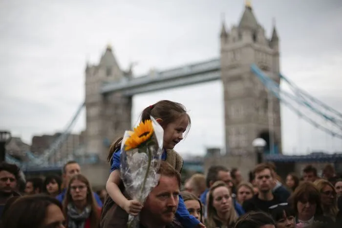 Im Gedenken an die Opfer des Terroranschlags in London halten die Menschen in Großbritannien am Dienstag eine Schweigeminute ab.
