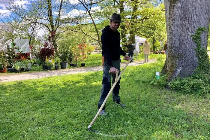 Christian Derler (51) geht den Pflanzen an den Kragen. Der Grazer bietet Sensen-Kurse an, zum schonenden Rasenmähen.