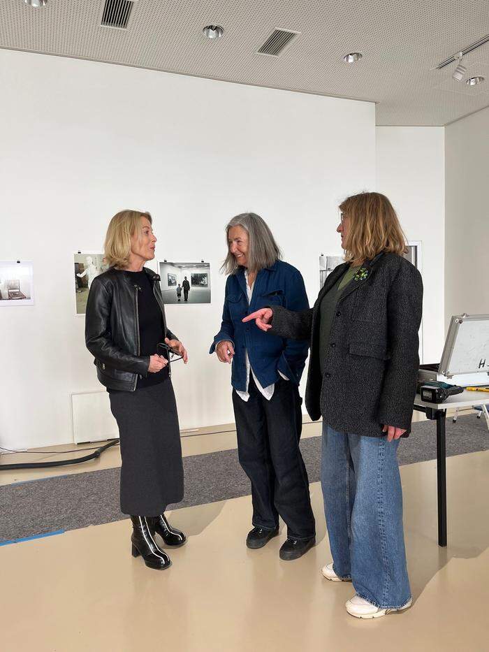 Rita Schreiner, Leiterin des Hartberger Kulturreferats, Elfie Semotan und Michaela Leutzendorff-Pakesch beim Ausstellungsaufbau