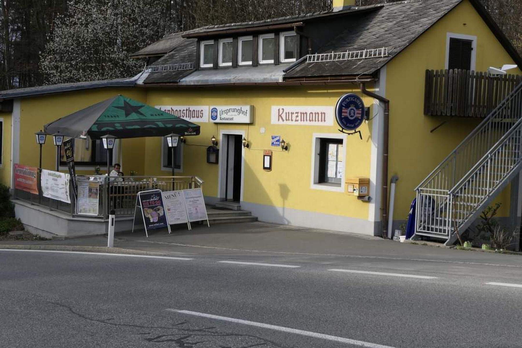 Schlagerstar eröffnet Gasthaus in Pirching am Traubenberg