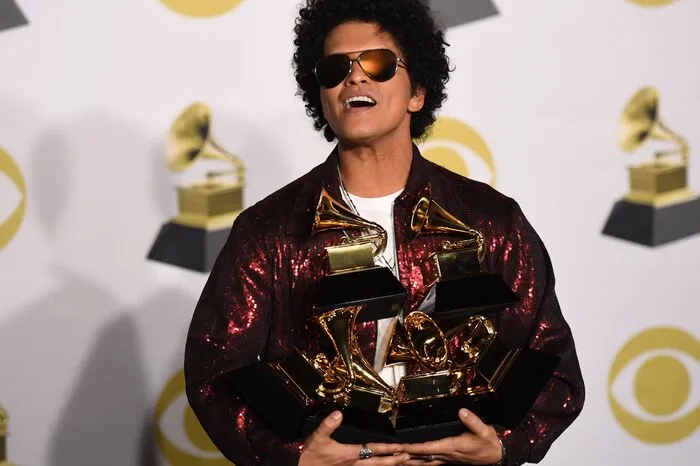 Der Preisregen für ihn kam am Ende doch etwas überraschend, schließlich gingen die Rapper Jay-Z und Kendrick Lamar als die absoluten Favoriten ins Grammy-Rennen.