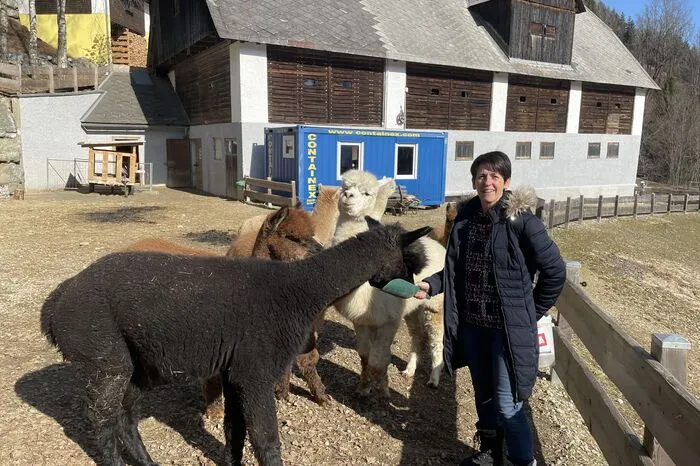Heidi Liebminger mit ihren Alpakas.