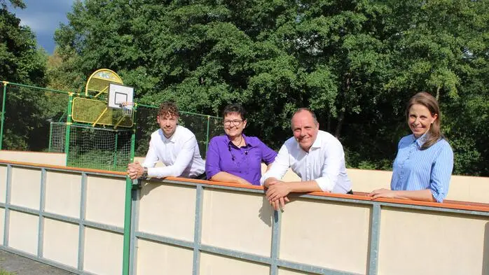 Bald-Gemeinderat Jakob Schaller, Stadträtin Philippine Hierzer, Bürgermeister Christoph Stark und Vize-Bürgermeisterin Katharina Schellnegger am Funcourt im Wellenbad, wo bald der Kunsteislaufplatz aufgebaut werden soll