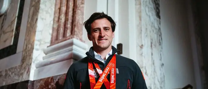 Matthias Mayer mit seinen beiden letzten Olympia-Medaillen: Gold und Bronze in Peking