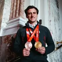 Matthias Mayer mit seinen beiden letzten Olympia-Medaillen: Gold und Bronze in Peking