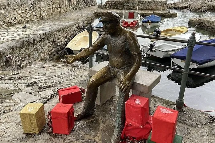 Ungewohnte Ansicht in Rijeka: Weihnachtlich geschmückte Skulptur