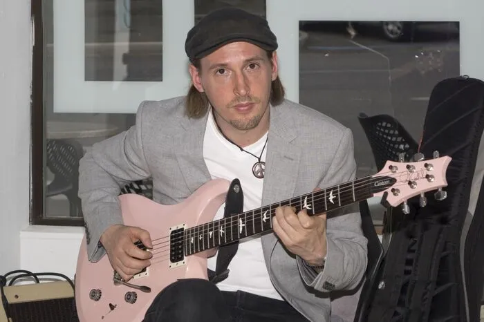 Für die akustische Begleitung sorgte bei der Vernissage Achim auf seiner pinken E-Gitarre.