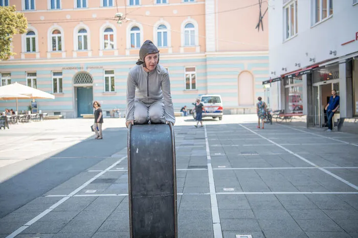 Nun stoppt sie mit ihrer Zentrifuge in Graz und sorgt am Samstag in der Stadt für erstaunte Blicke.
