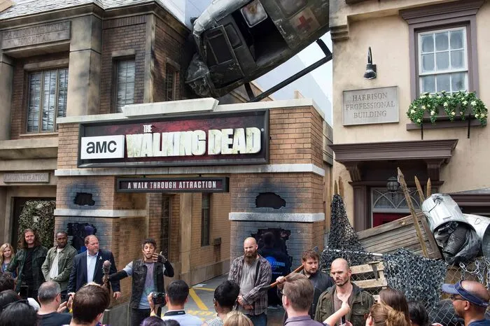 Während die erste "Walking Dead"-Folge fünf Millionen Menschen verfolgten, waren bei Staffel Nummer fünf bereits über 17 Millionen Fans dabei - Tendenz steigend. Aktuell ...