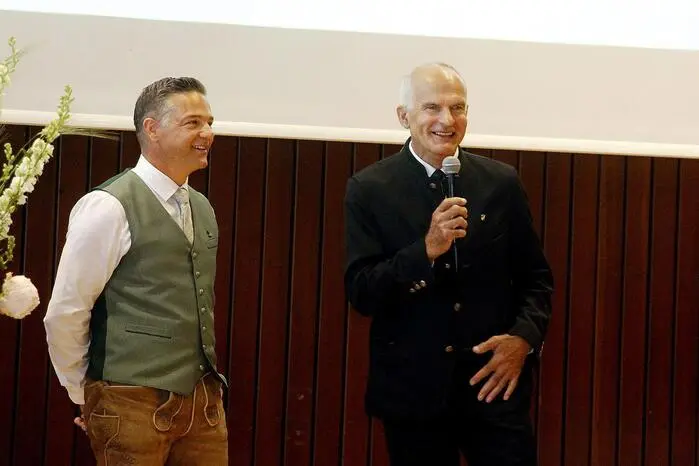 Unter diesem Leitspruch startete das 100-Jahrjubiläum der Fachschule Kirchberg am Walde bei Kaiserwetter mit einem großen Festakt und einem Tag der offenen Tür für Interessierte an der Landwirtschaft, an der Ausbildung und darüber hinaus.