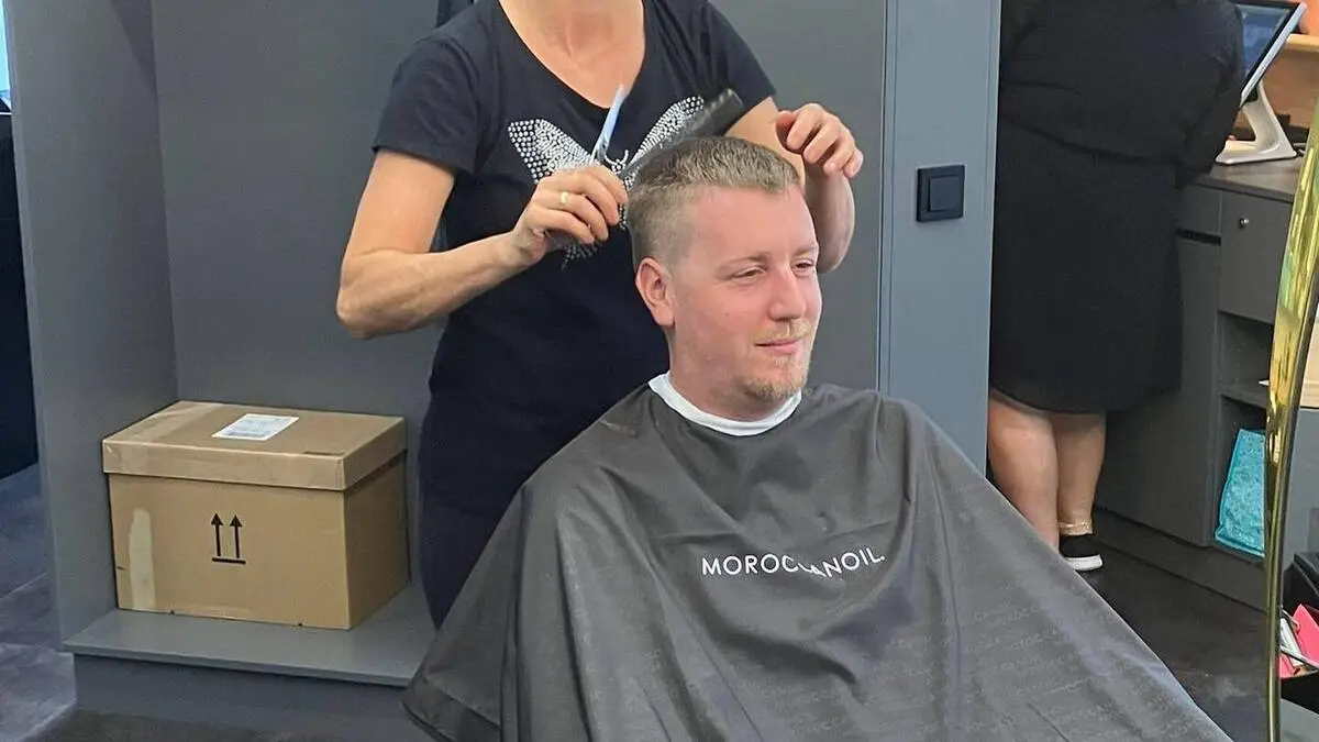 Für Feuerwehrkräfte gab es einen gratis Haarschnitt