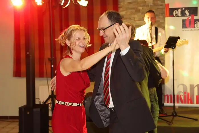 Bereits beim Eröffnungstanz gab Let‘s Dance mit einem schwungvollen Walzer und Rock‘n‘Roll die Musikrichtung des Abends vor