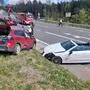 Das Foto zeigt die beschädigten Autos an der Unfallstelle