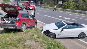 Das Foto zeigt die beschädigten Autos an der Unfallstelle