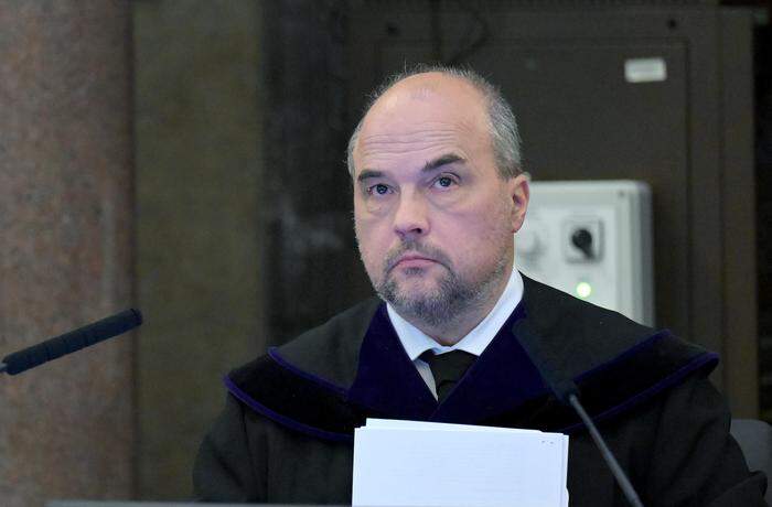Richter Michael Radasztics befragt den Zeugen via Zoom-Schaltung in Moskau
