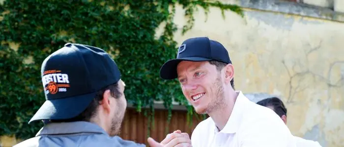 Michael Gregoritsch begrüßt einen Mann und legt ihm dabei die Hand auf die Schulter