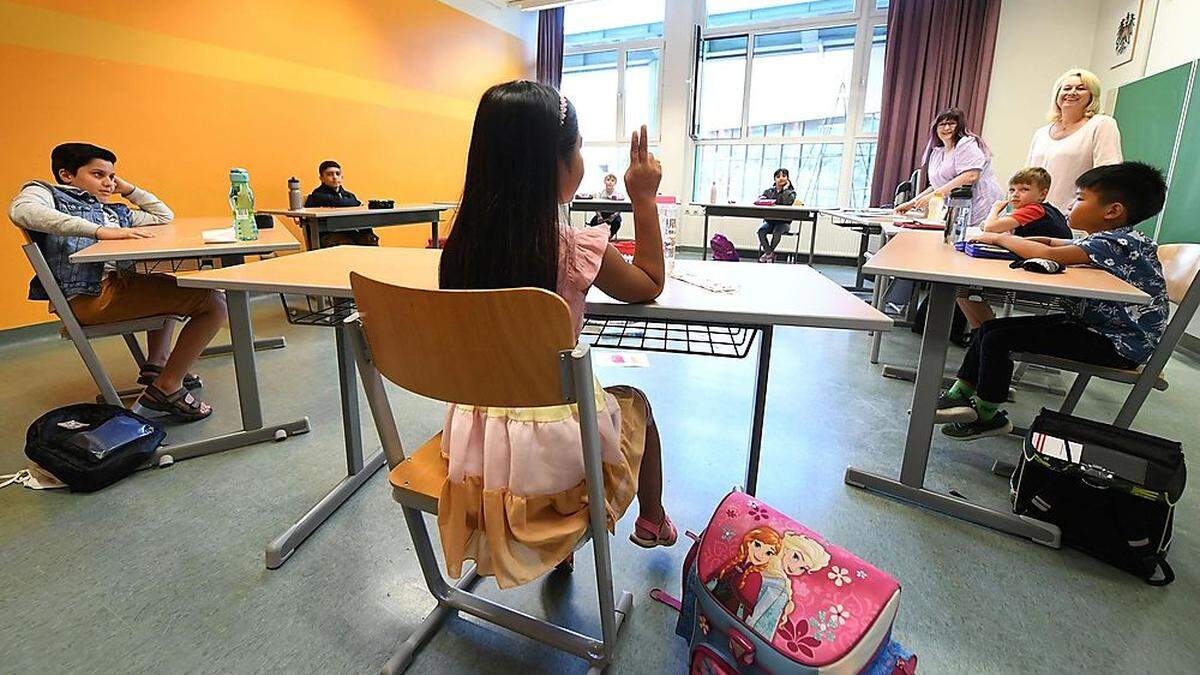 In kleinen Gruppen werden Kinder in der Sommerschule gefördert, damit sie nach den Schulschließungen Wissenslücken schließen können