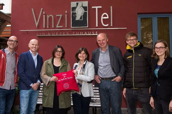 VinziTel-Leiter Kleinegger mit Resetarits, Kaup-Halser, Kager-Schwar, Zotter, Antenne-Reporter Wenegger und Leiterin Bauer