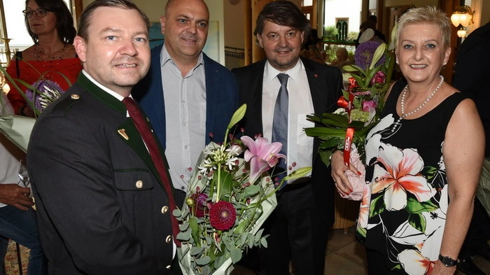In seinen Grußworten skizzierte Hoteldirektor Erwin Paierl den Aufstieg des kleinen Wellnesshotels mit Thermalwasser bei der Eröffnung 1988 bis zum nunmehr größten authentischen Ayurveda Resort mit Heilthermalwasser Österreichs.